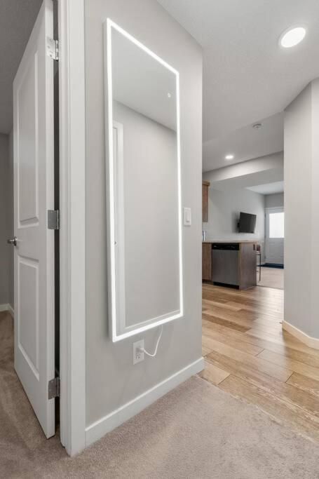 Modern Basement Gem: 2 Bedroom Retreat Calgary Exterior photo