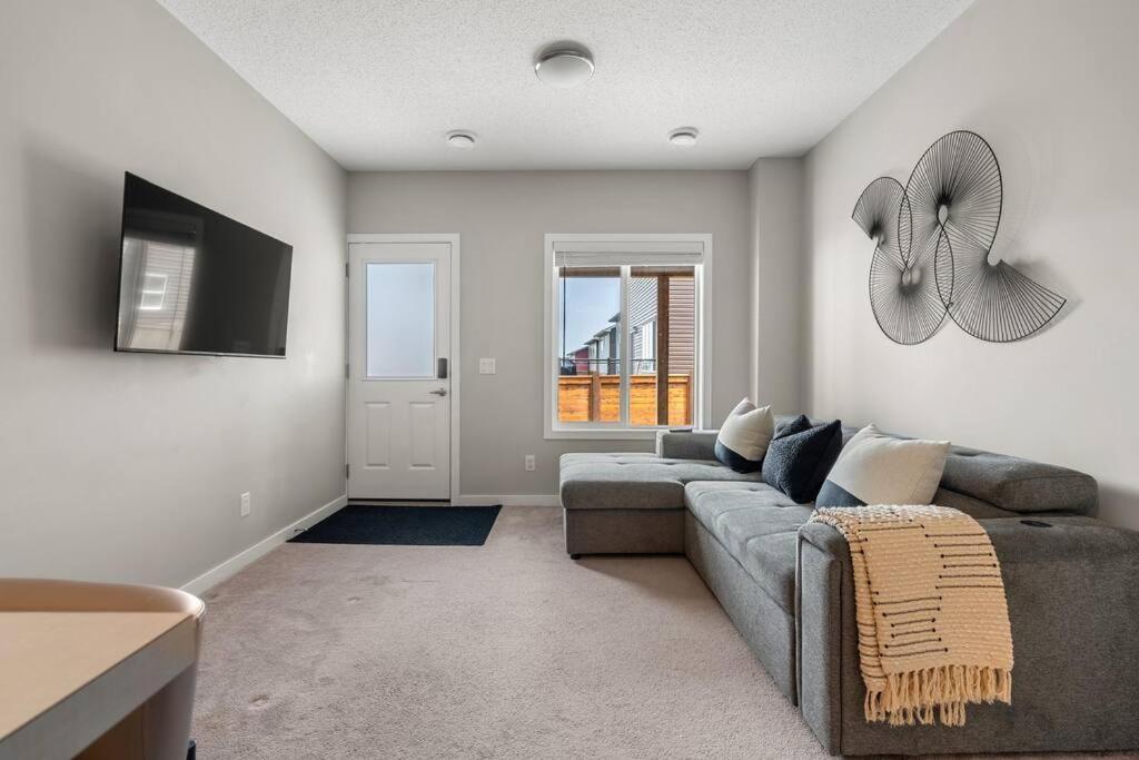 Modern Basement Gem: 2 Bedroom Retreat Calgary Exterior photo